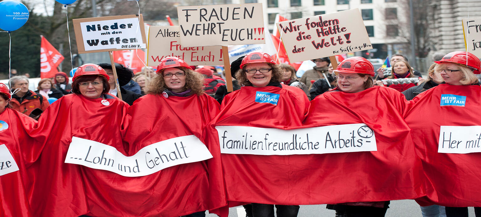 Foto von Demonstrierenden Frauen. 100 Jahre Internationaler Frauentag - DGB-Demontration in München: 'Heute für morgen Zeichen setzen'