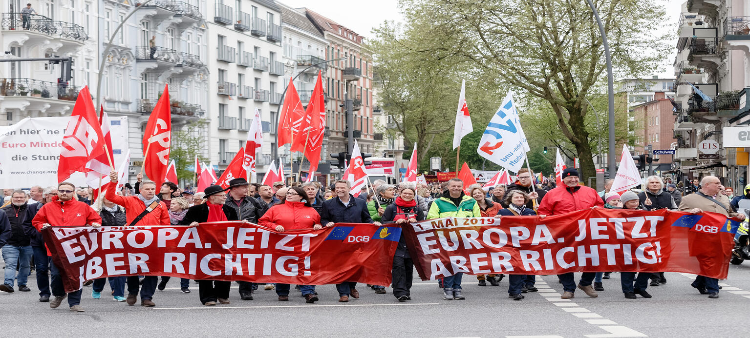 Ina Morgenroth (Mitte, l-r), Geschäftsführerin der IG Metall Region Hamburg, Berthold Bose, Landesbezirksleiter Verdi Hamburg, und Katja Karger, DGB-Vorsitzende Hamburg, führen hinter Transparenten mit der Aufschrift 'Europa, jetzt aber richtig!' die Demonstration des DGB zum 1. Main an.