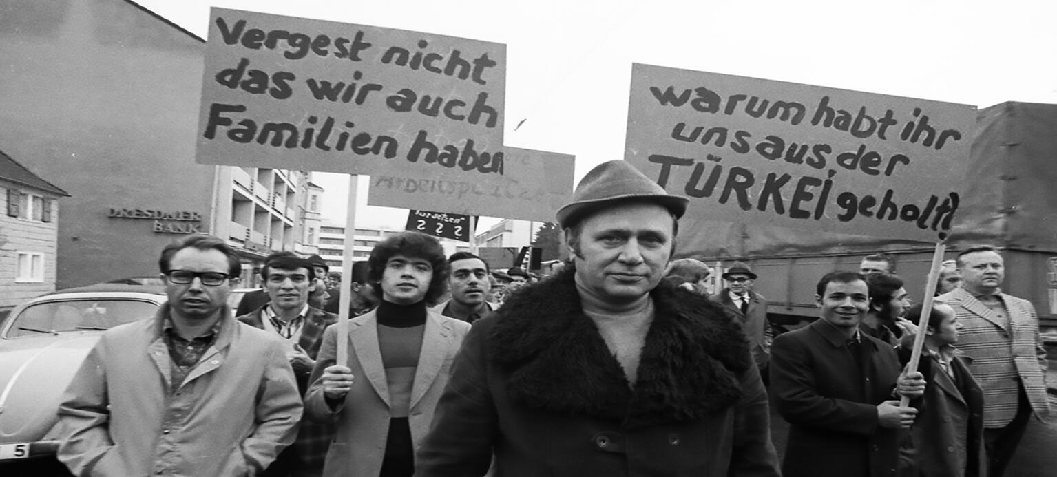 Beschaeftigte der Reisholz Stahl- und Roehrenwerke demonstrieren am 06.11.1973 in Langenfeld-Immigrath gegen den Verlust von Arbeitsplaetzen.