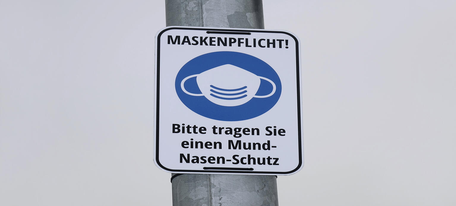  Ludwigsfelde, Brandenburg, Auf einem Schild an einem Lichtmast in Ludwigsfelde steht der Schriftzug Maskenpflicht.