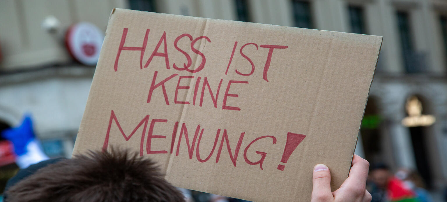 Ein Bild von einem Schild mit einem Schriftzug: Hass ist keine Meinung