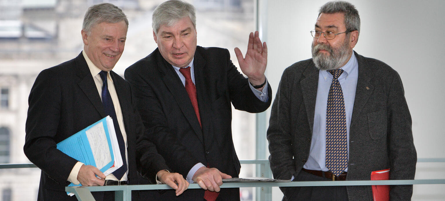 Ein Bild von  John MONKS , Generalsekretaer des Europaeischen Gewerkschaftsbundes , Michael SOMMER , Vorsitzender Deutscher Gewerkschaftsbund ( DGB ), und Candido MENDEZ RODRIGUEZ , Praesident des Europaeischen Gewerkschaftsbundes .