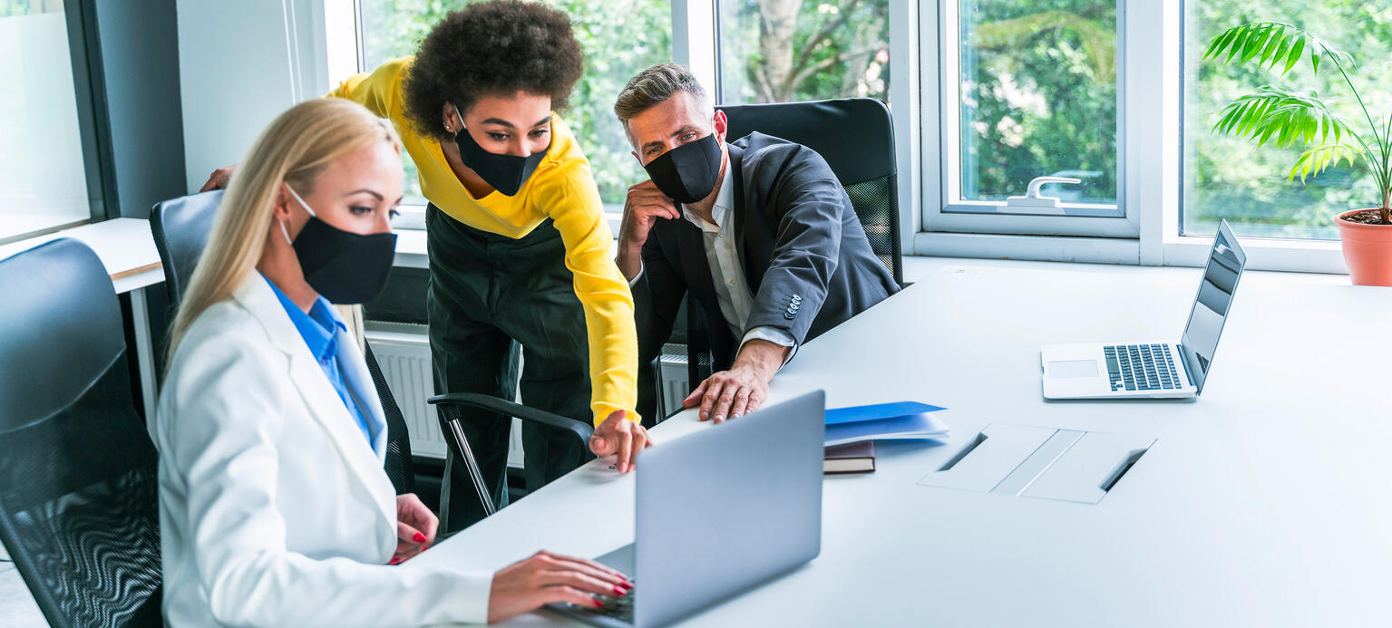 Im Büro: Wegen Corona auf Abstand und mit Maske 