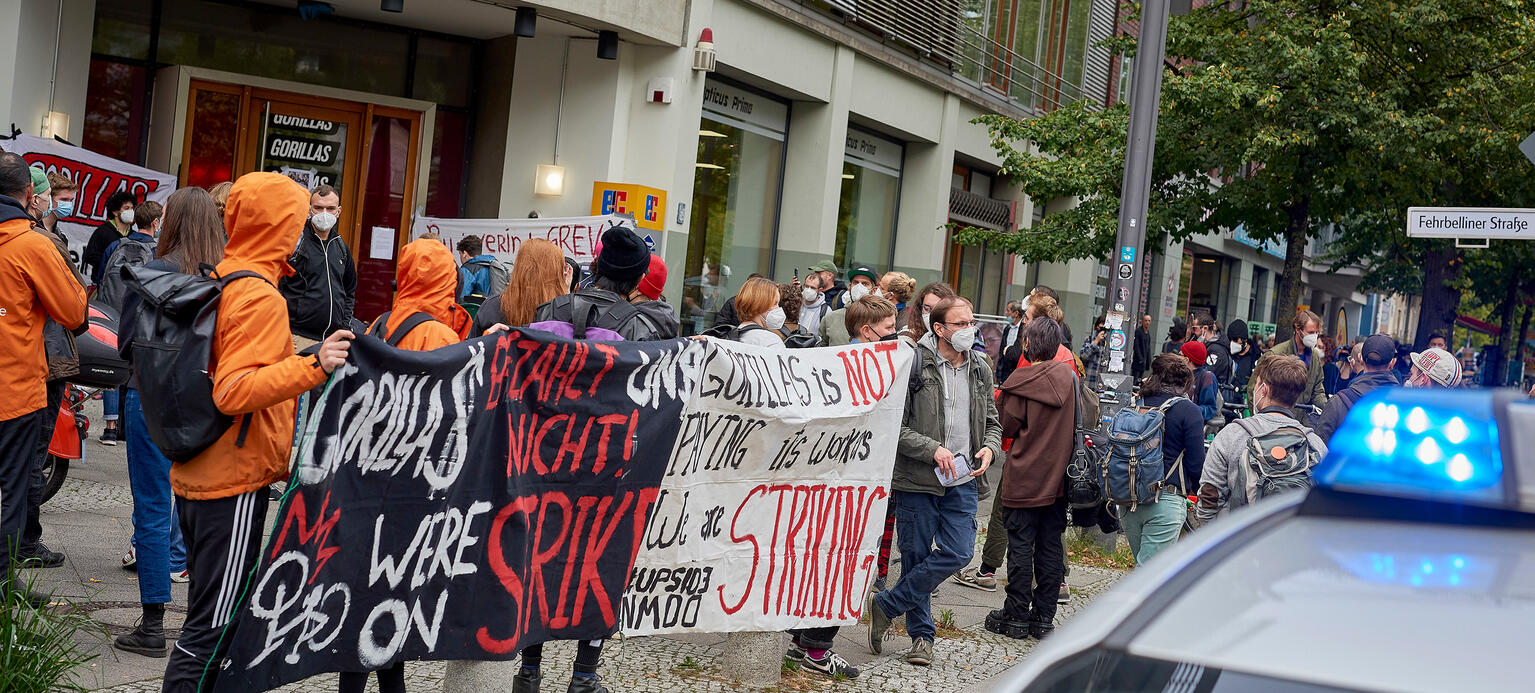 Mitarbeiter protestieren mit einer Lärm-Demo vor der Firmenzentrale. Der Express-Lieferdienst Gorillas kündigt allen Beschäftigten, die sich an den Arbeitsniederlegungen beteiligt haben.