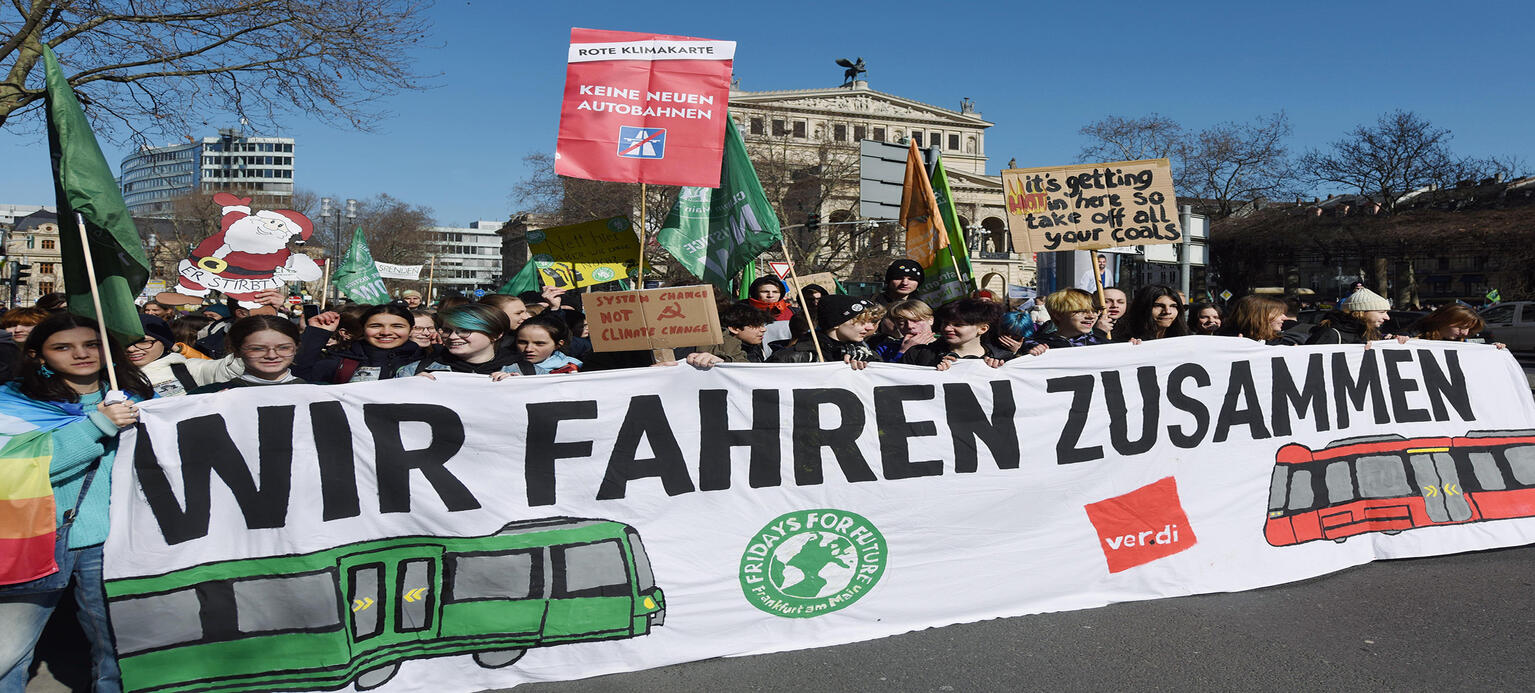 Frankfurt, 3. März 2023, Mehrere hundert Menschen beteiligen sich in der Innenstadt am «Globalen Klimastreik» der «Fridays for Future»-Bewegung.