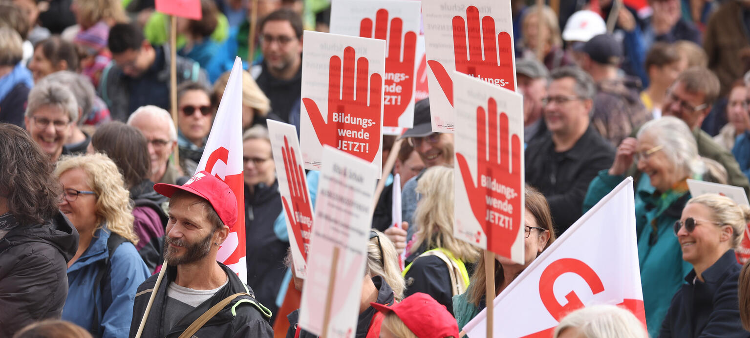 'Bildungswende jetzt!' ist auf Schildern von Demonstranten auf dem Königsplatz zu lesen. Die Bildungsgewerkschaft GEW hatte in einem Bündnis mit 170 Organisationen zu bundesweiten Demonstrationen für bessere Bildung aufgerufen.