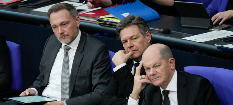 Auf der Regierungsbank: Bundesfinanzminister Christian Lindner (FDP), Bundeskanzler Olaf Scholz (SPD) und Vizekanzler und Wirtschaftsminister Robert Habeck (Bündnis 90/Die Grünen) 