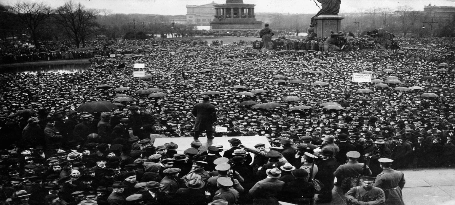 Protestkundgebung von USPD und KPD gegen das Betriebsrätegesetz, vor dem Reichstag in Berlin am 13. Januar 1920