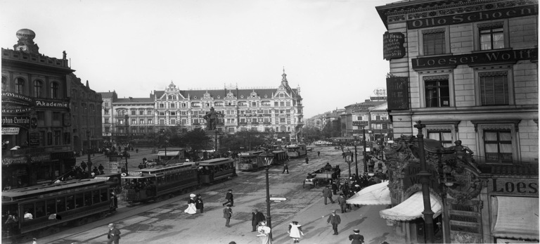 Ansicht des Alexanderplatzes mit Strassenbahnen; im Hintergrund das `Grand Hotel' in der Bildmitte die Berolina, vorn die Ecke Dircksenstrasse mit Loeser & Wolff Geschaeft - um 1900