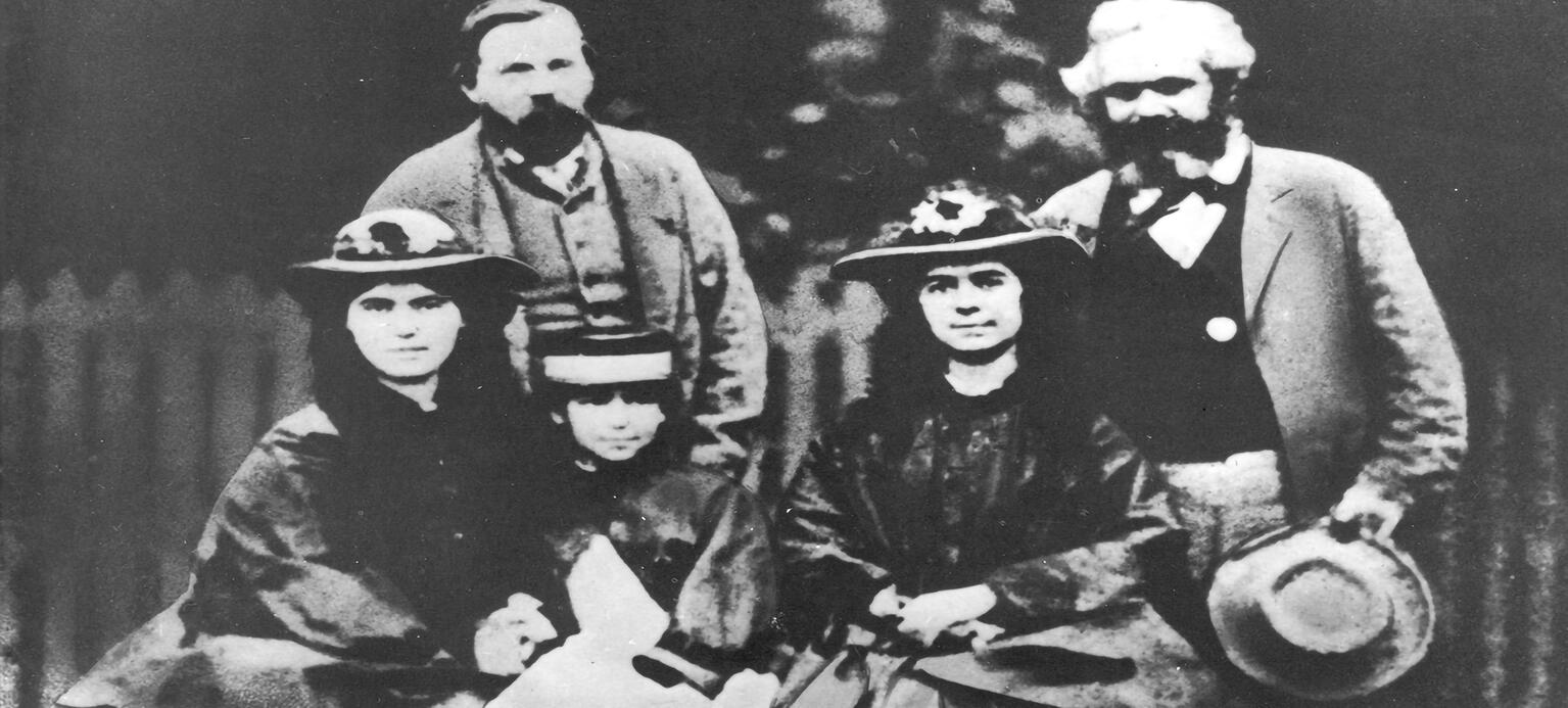 Die Verfasser des Kommunistischen Manifestes: Friedrich Engels (l.) und Karl Marx mit seiner Familie um 1860