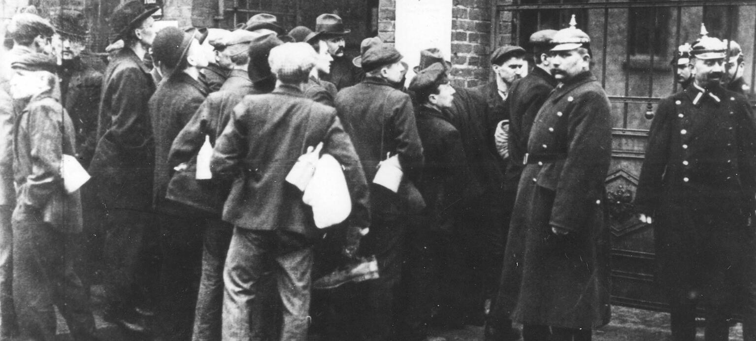 Bergarbeiterstreik 1905: Streikende beim Lesen des Schießerlasses