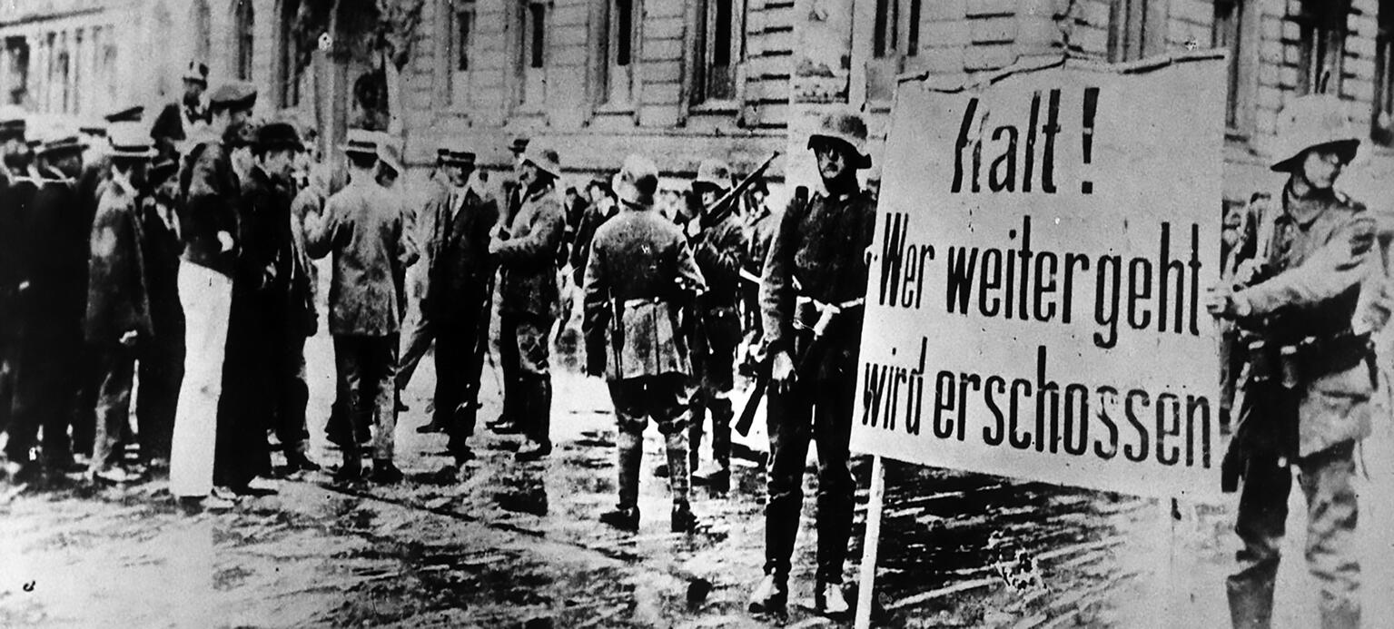 Revolution: Berliner Straßensperre der Regierungstruppen mit Schild 'Halt! Wer weitergeht wird erschossen', 1918