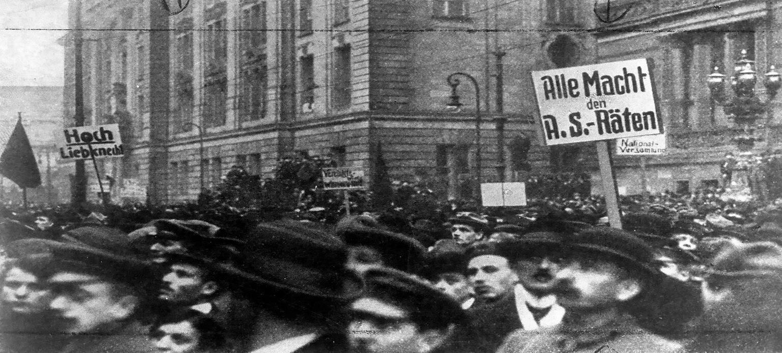  Demonstranten vor dem Preußischen Abgeordnetenhaus mit Schildern 'Alle Macht den Arbeiter- und Soldatenräten'; 'Hoch Liebknecht' 