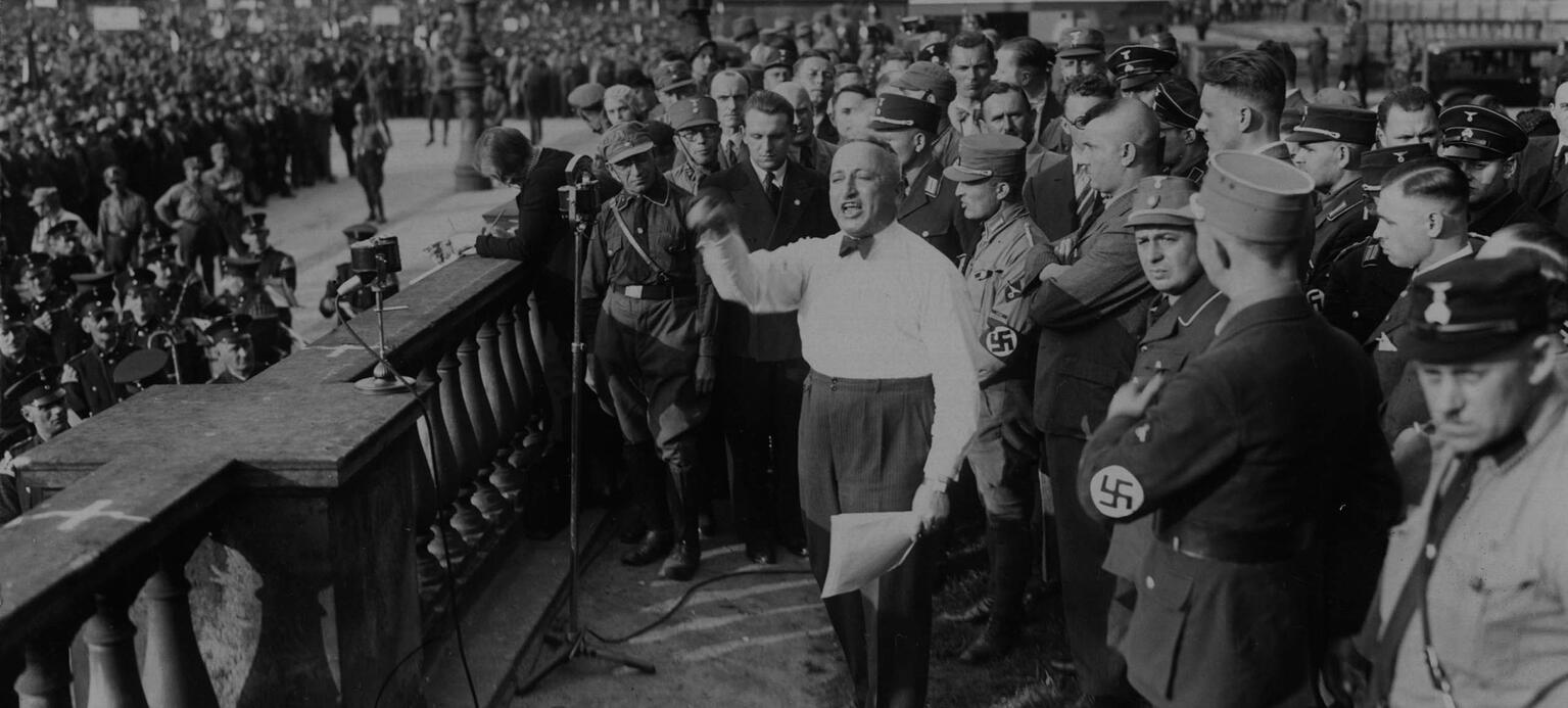 Kundgebung der Nationalsozialistischen Betriebszellen-Organisation im Berliner Lustgarten am 21. Juni 1933, in der Mitte Robert Ley