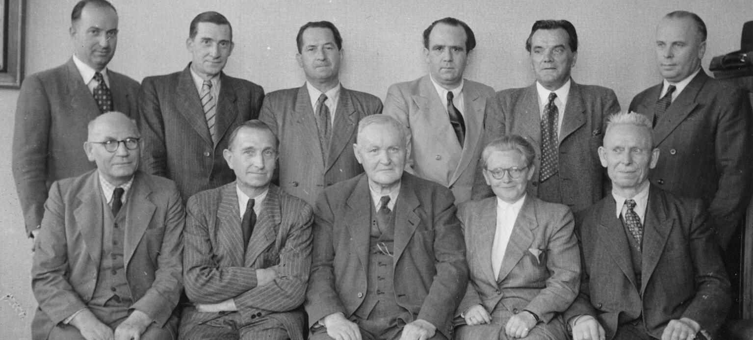 Der Geschäftsführende Vorstand des DGB der britischen Zone im Juli 1949: Albin Karl, Matthias Föcher, Hans Böckler, Liesel Kipp-Kaule, August Schmidt, Wilhelm Petersen, Wilhelm Pawlik, Konrad Skrentny, Wilhelm Gefeller, Hans Böckler, Liesel Kipp-Kaule, August Schmidt,Wilhelm Petersen, Wilhelm Pawlik, Konrad Skrentny, Wilhelm Gefeller, Hans Böhm und Hans vom Hoff