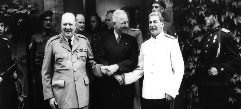 Potsdamer Konferenz: Winston Churchill, S. Truman und W. Stalin (von links) beraten über Deutschlands Zukunft