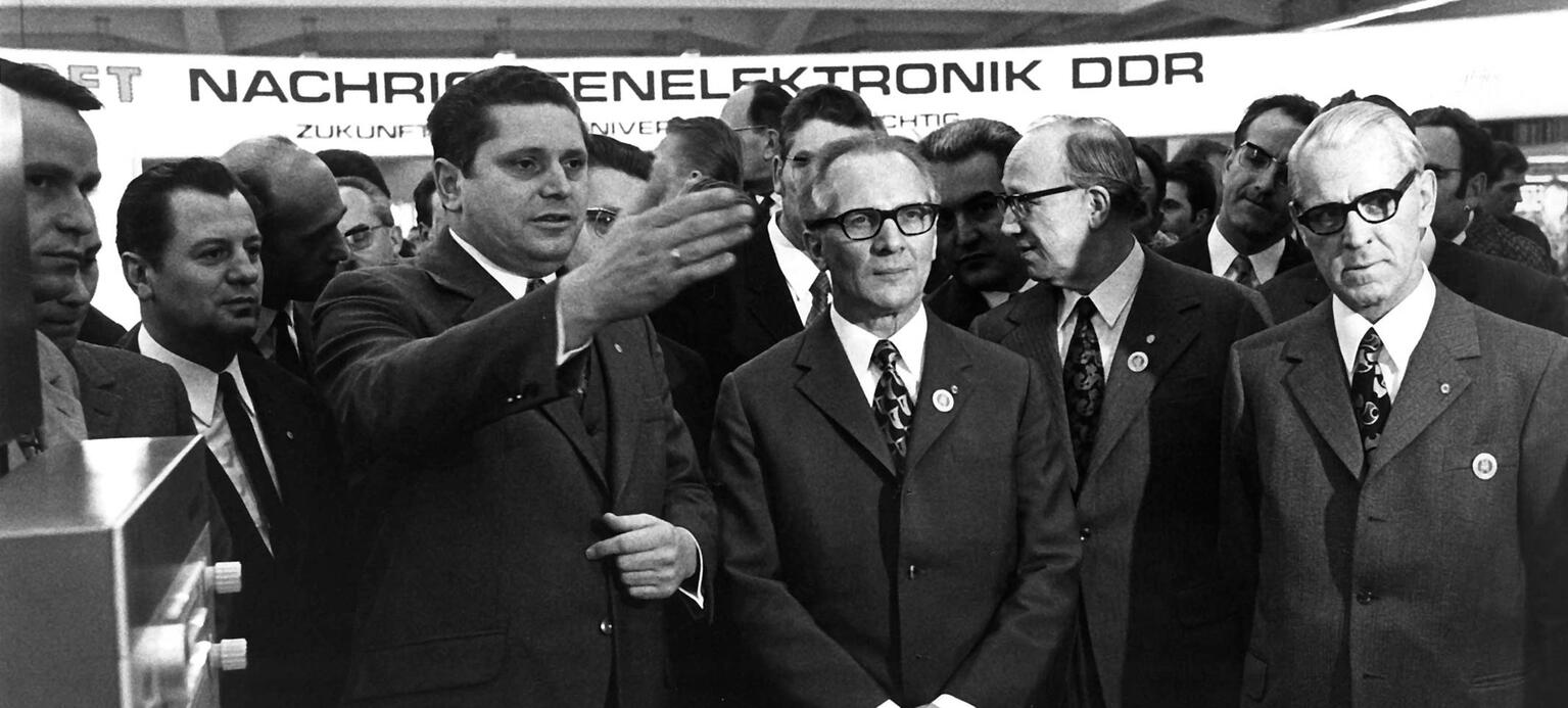 Bild zeigt Stoph und Honecker auf der Leipziger Messe