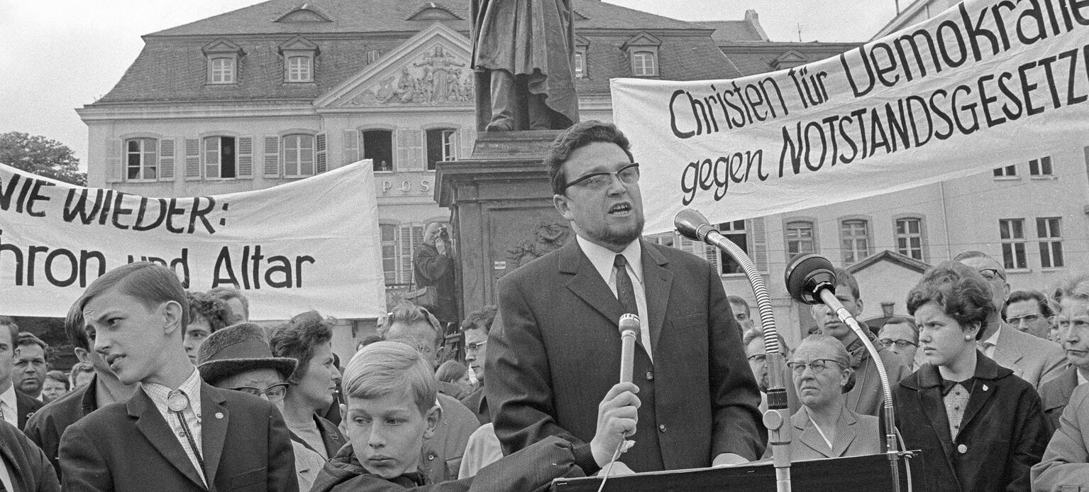 -	Demonstration gegen die Notstandsgesetze in Bonn, 11. Mai 1968