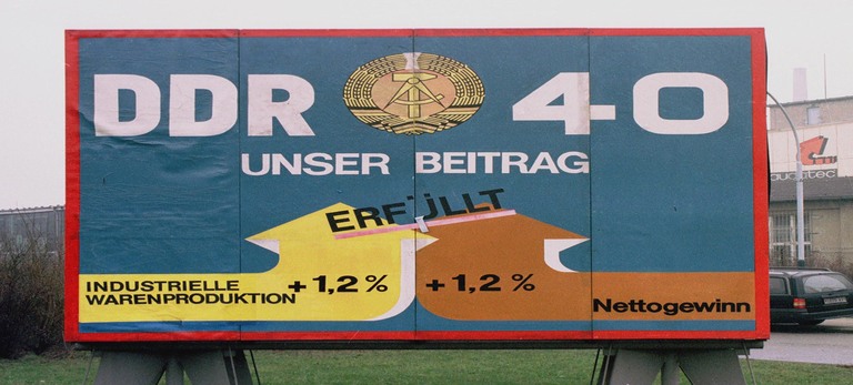 Schild auf dem Betriebsgelände des VEB Geräte- und Regelwerke Teltow „40 Jahre DDR“