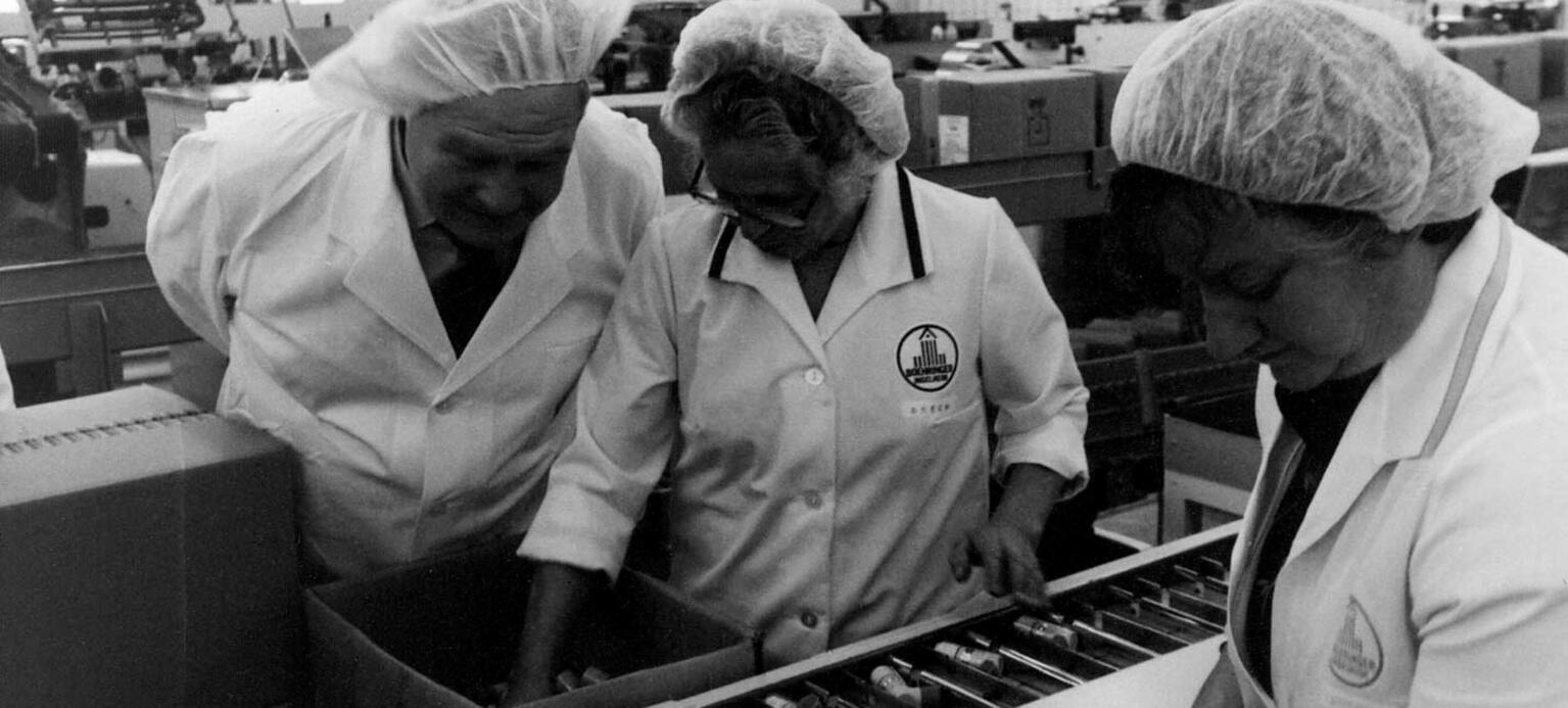 Ein Foto von Frauen In einer Pharmazeutischen Fabrik in Rheinland-Pfalz, Juli 1982