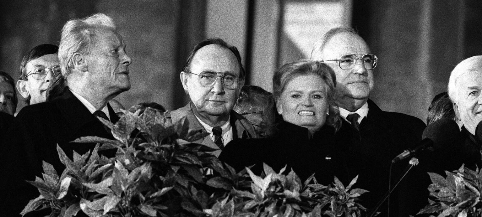 Einheitsfeier vor dem Reichstag am 3. Oktober 1990: Bundeskanzler Helmut Kohl, seine Frau Hannelore Kohl, Bundesaußenminister Hans-Dietrich Genscher, Bundespräsident Richard von Weizsäcker und Willy Brandt