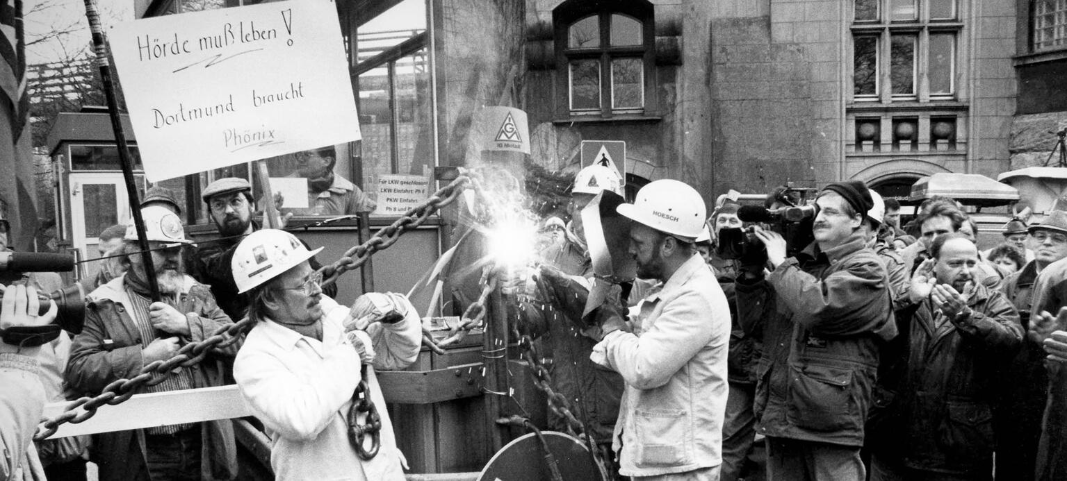 Streik der Stahlarbeiter im Ruhrgebiet: Verkettung der Zufahrt des Hoesch-Werkes in Dortmund, 4. März 1993