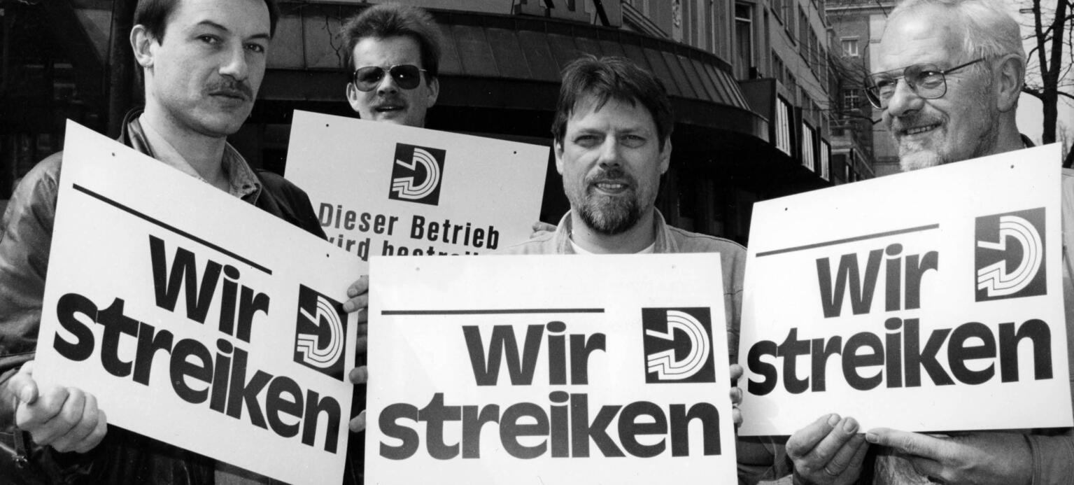 Drucker und Setzer der „Kieler Nachrichten“ mit Streik-Plakaten, 22. April 1994