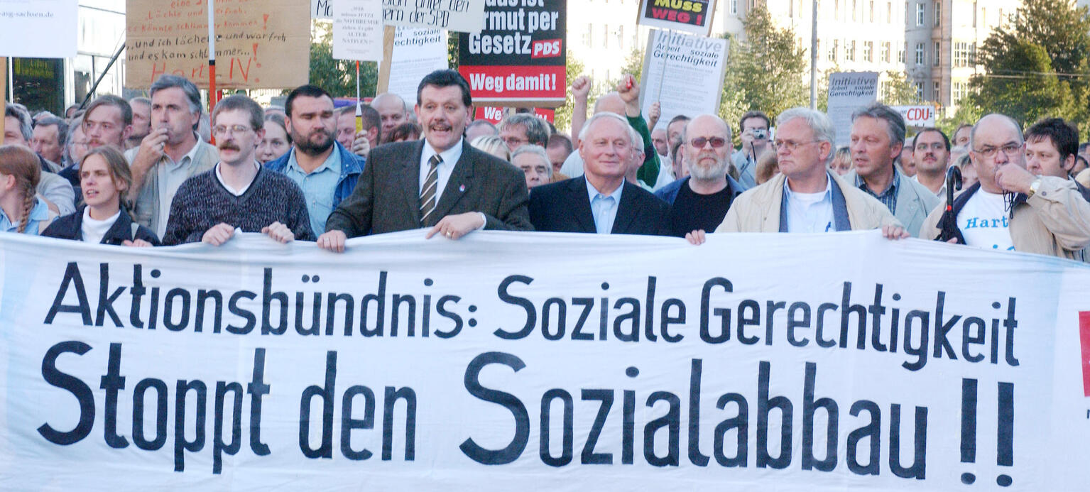 „Montagsdemonstration“ gegen „Hartz-IV“ mit dem SPD-Vorsitzenden Oskar Lafontaine in Leipzig am 30. August 2004