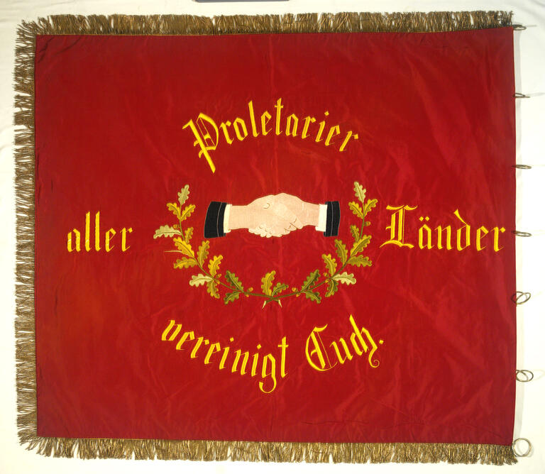 Fahne des Verbandes der Gemeinde- und Staatsarbeiter in Karlsruhe um 1904