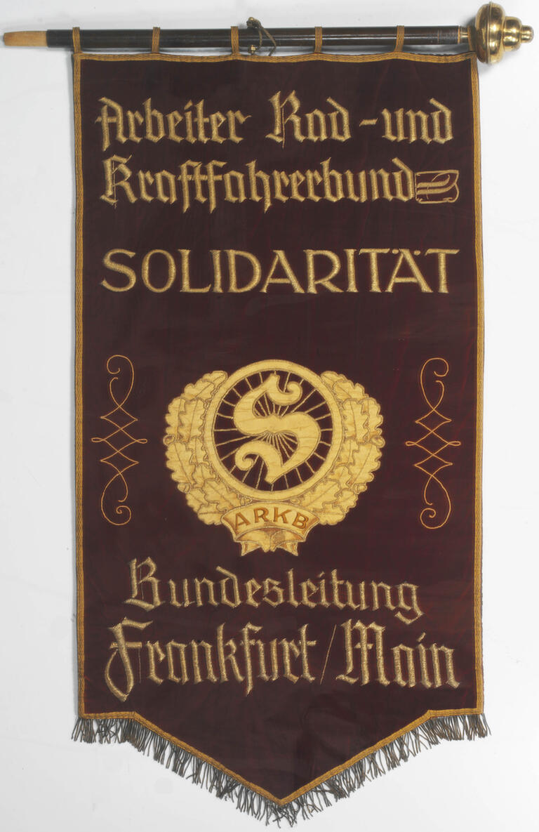 Fahne der Bundesleitung des Arbeiter Rad- und Kraftfahrerbundes 'Solidarität' in Frankfurt/Main um 1928