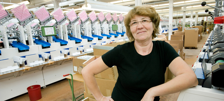 Ein Foto von einer Frau in einer Textilfabrik