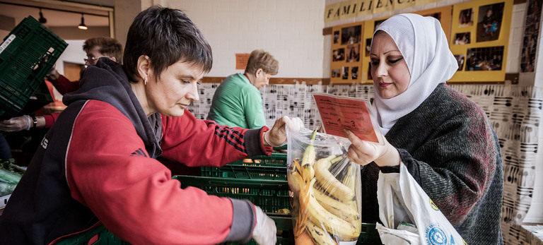 Tafel Berlin-Tempelhof: Waren-Ausgabe